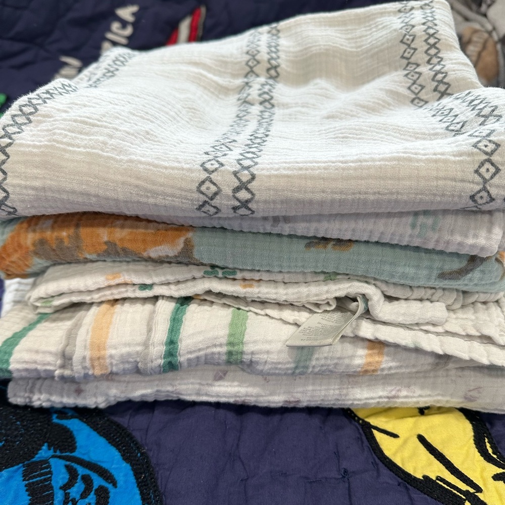5 muslin blankets